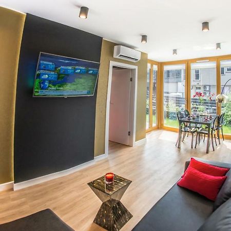 Galaxy Garden Apartment Cracow- Shopping Mall 1Min, Underground Parking, Family Friendly, City Center Cracóvia Exterior foto