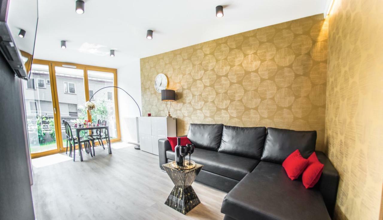 Galaxy Garden Apartment Cracow- Shopping Mall 1Min, Underground Parking, Family Friendly, City Center Cracóvia Exterior foto